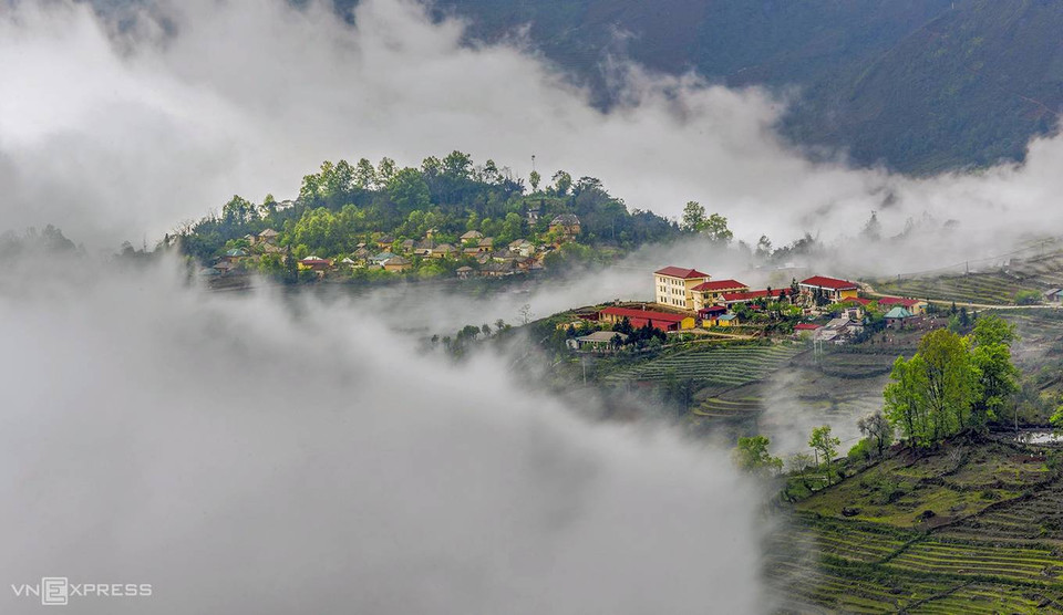 Le centre de la commune, l'école et le village d’Y Tý deviennent fantasques dans les nuages. Le moment idéal pour contempler ce phénomène féerique va de septembre à avril.