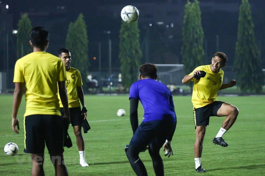 Tandis que l'équipe de football de Malaisie a eu une formation à partir de 18h00 le même jour après son arrivée à Hanoi le midi. 