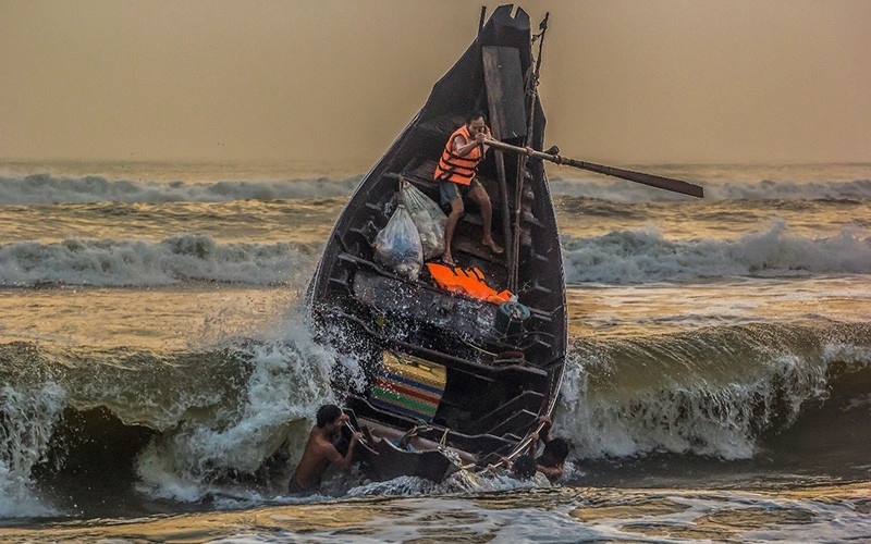 Les conditions de vie des pêcheurs hauturiers, tout le long du Nord au Sud, sont extrêmement difficiles, tant le climat est dur et les journées de travail longues, avec des horaires quotidiens de quinze heures, même dix-huit heures.
