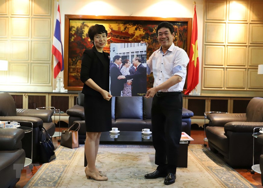 La vice-directrice générale de la VNA Vu Viet Trang remet un cadeau à l'ambassadeur du Vietnam en Thaïlande Nguyen Hai Bang.