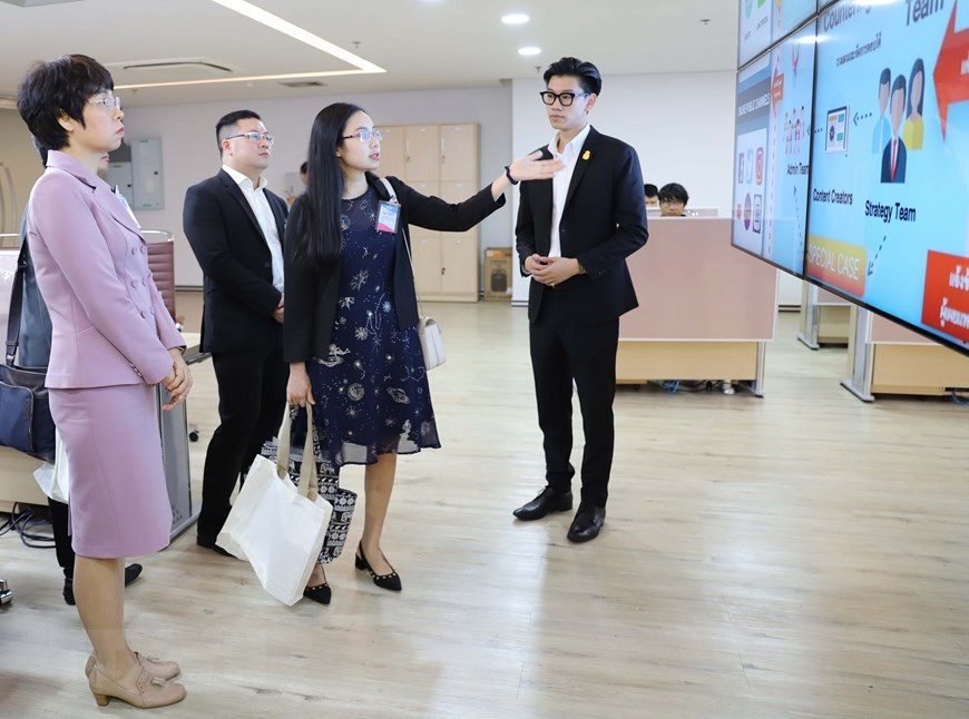 La délégation de la VNA visite le « centre anti fausses nouvelles » de Thaïlande.