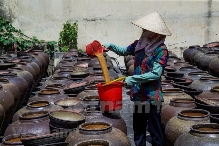La sauce finale doit être de couleur brun foncé, avec une odeur légèrement désagréable mais un goût sucré. La sauce peut se conserver jusqu'à trois ans dans de bonnes conditions.
