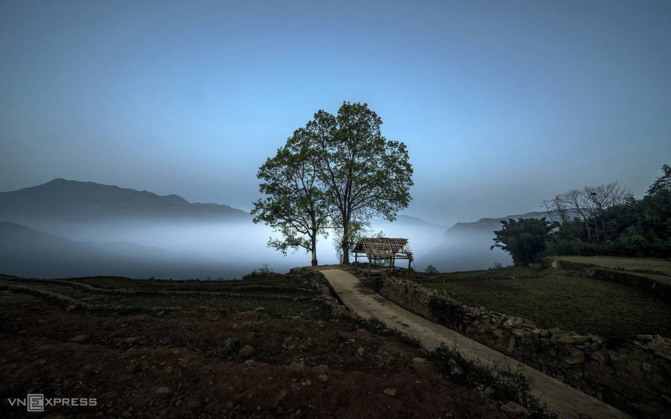 Les nuages dérivent dans le village de Choản Thèn au coucher du soleil. Sur la photo, un parc appelé Choản Thèn.