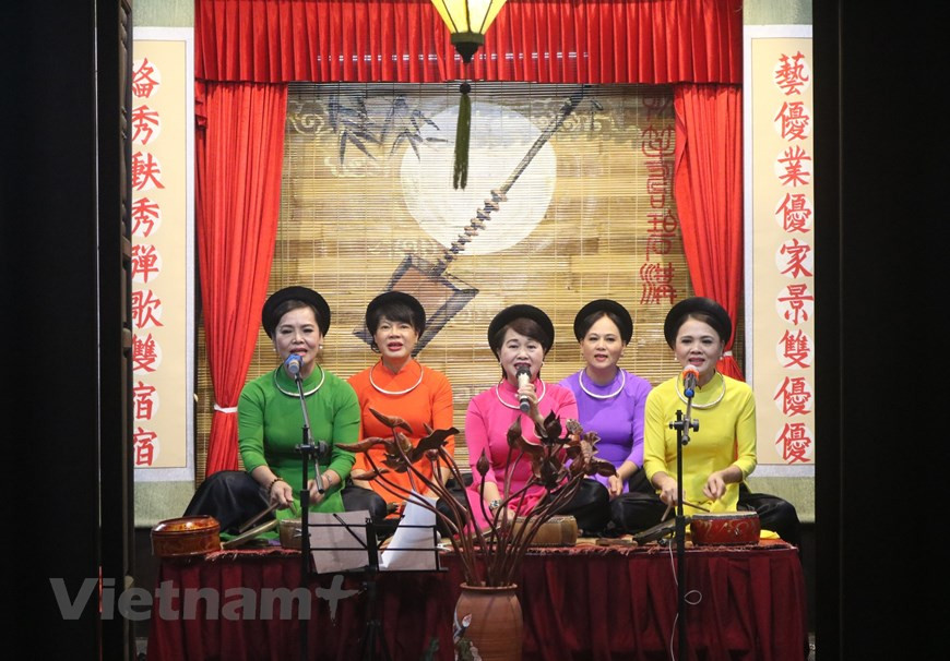 Le "ca trù" (chant des courtisanes) est une forme complexe de poésie chantée que l'on trouve dans le Nord du Vietnam et qui utilise des paroles écrites selon des formes poétiques vietnamiennes traditionnelles. Photo: Vietnam+