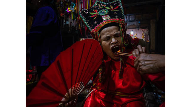 L'œuvre « La grande fête Lâu Then des Tày à Lang Son » de Phan Huy Thiêp.