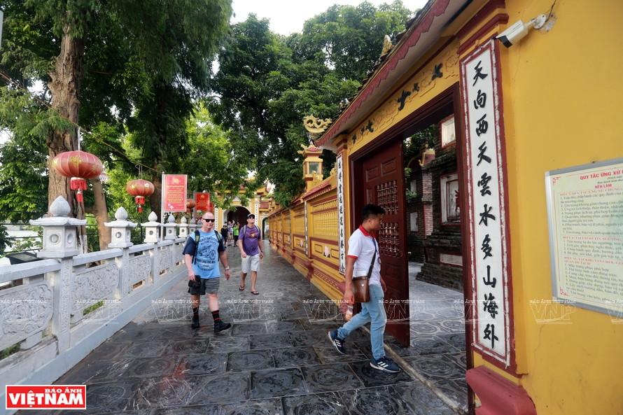 La pagode Trân Quôc attire de nombreux bouddhistes et visiteurs vietnamiens et étrangers grâce à sa beauté architecturale et à sa signification historique. 