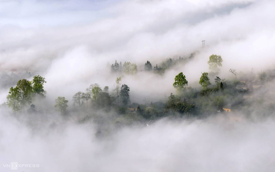 Par temps froid, à des températures aussi basses que 0 à 5°C, des nuages apparaissent au milieu de la montagne et déferlent dans les vallées et les villages.