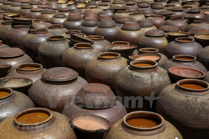 Des champignons et du sel sont ajoutés, et le mélange est placé dans des récipients en céramique, couvert hermétiquement et séché au soleil entre deux et six mois.