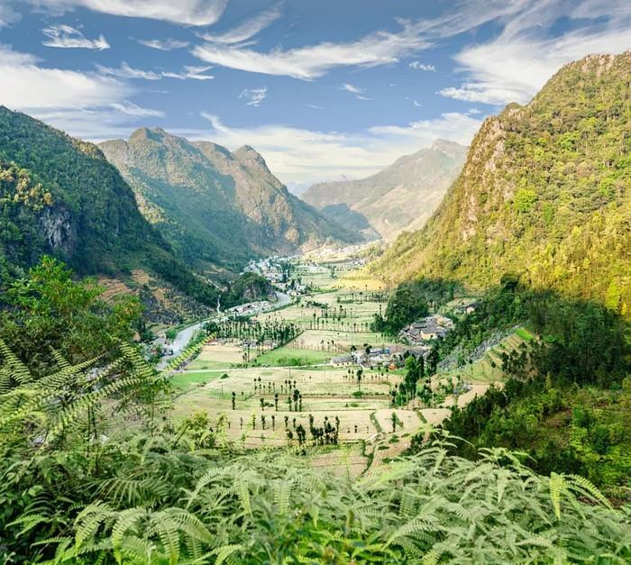 Une vallée verdoyante entourée des montagnes.