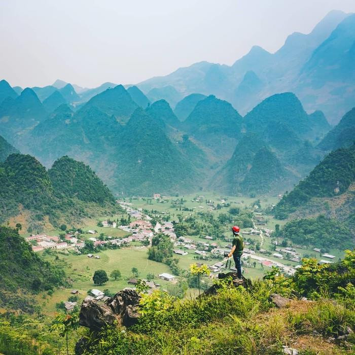 Stefano Ferro découvre Ha Giang à moto.