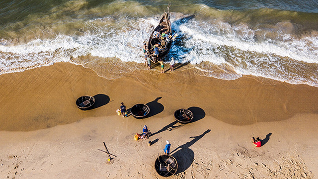 Pourtant, les pêcheurs vietnamiens gardent toujours leur sourire et leur optimisme. Sous les rayons d’un grand soleil ou dans un froid rigoureux, ils travaillent sans relâche. C’est leur assiduité qui les rend magnifiques.