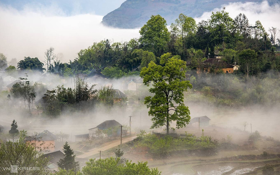 Les visiteurs découvrent aussi les maisons typiques de l’ethnie Ha Nhi cachées dans les nuages. Les murs sont en torchis, créant un espace chaud en hiver et frais en été. De loin, les maisons, comme des champignons, poussent dans les collines de Bat Xat.
