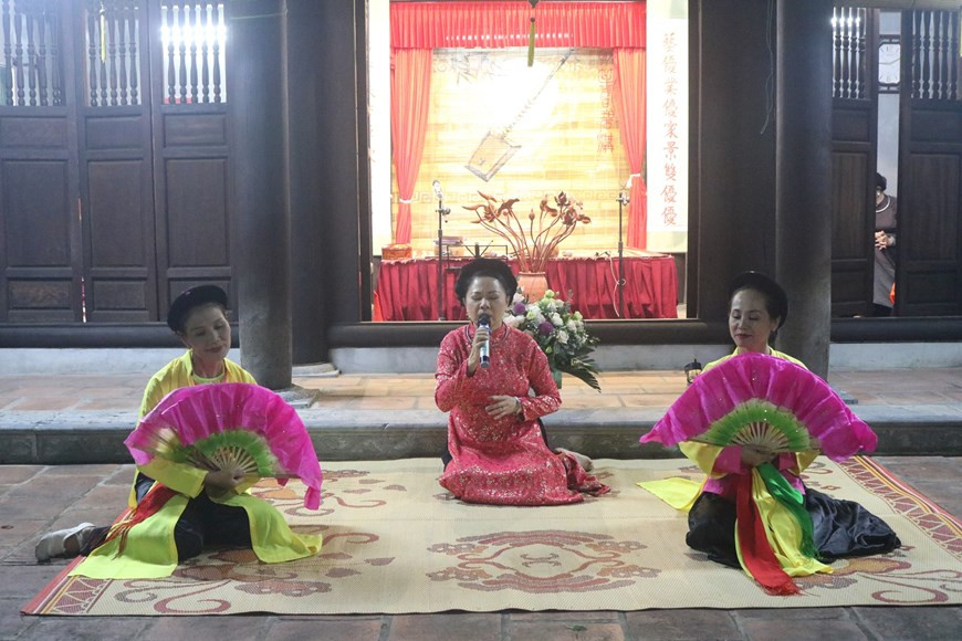 Le "ca trù" attire de plus en plus les jeunes. Dans les clubs de "ca trù", vieux artistes côtoyent de jeunes musiciens et jeunes chanteuses. Photo: Vietnam+