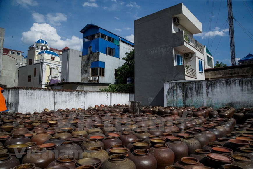 La lumière du soleil est un facteur important dans le processus. Plus il y a de soleil, meilleure sera la sauce de soja. De mars à août est la principale saison de fabrication.