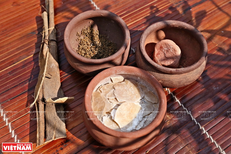 Matière naturelles pour fabriquer les couleurs des peintures de Dong Ho : coquilles d’huîtres écrasées pour le vert, pousses de sophora pour le jaune, nacre moulue pour le blanc. 
