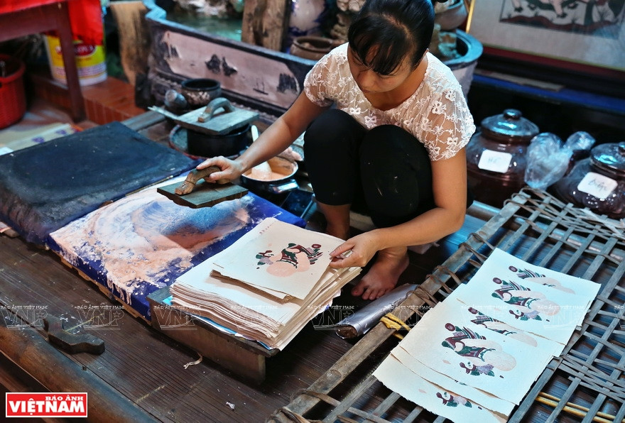 L’artisan doit parfois utiliser plusieurs planches pour imprimer un détail du tableau. 