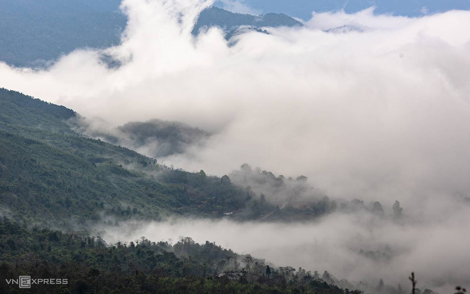 Après un trajet de plus de 70 km de Sapa à Y Ty, les touristes ont l’impression de marcher dans les nuages.