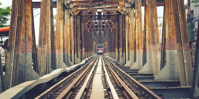 Les voies ferrées traversent le pont de Long Bien.