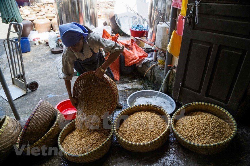 Le soja est trempé dans de l'eau et séché avant d'être bien cuit.