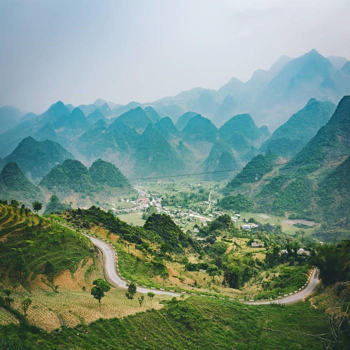 Une route longe les versants des montagnes.