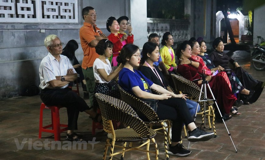 Des spectateurs d'une représentation du "ca trù" au club "Bich cau dao quan". Photo: Vietnam+