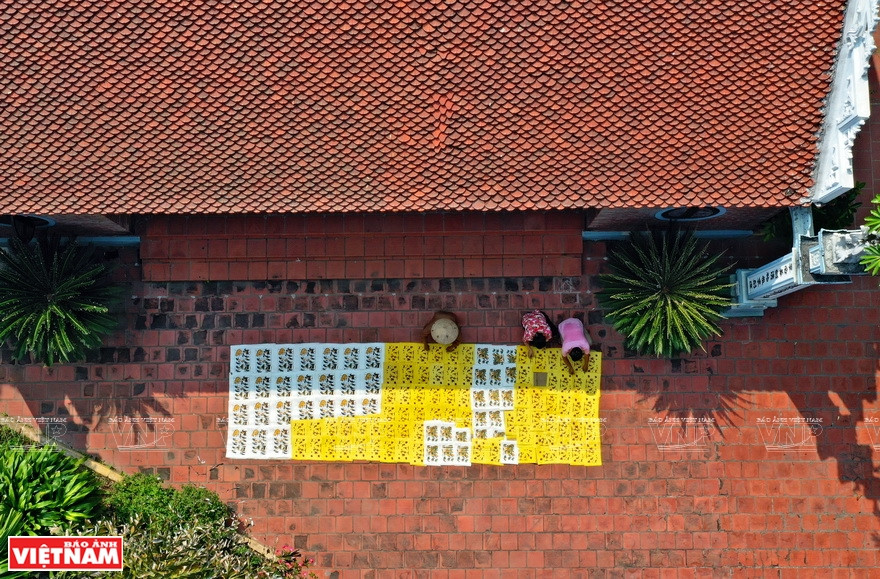 Séchage des peintures au soleil, dans la cour de la maison. 