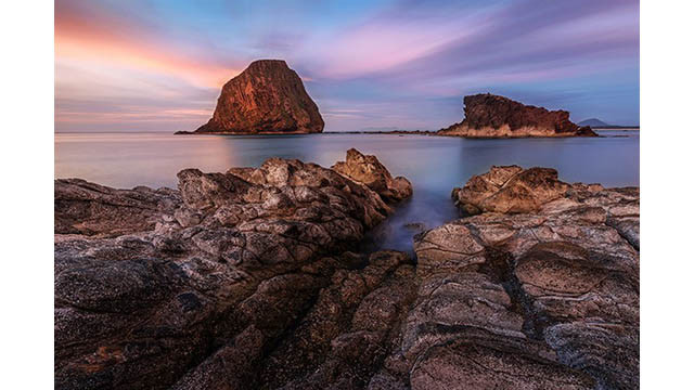 L'œuvre « Des rochers grandioses au bord de la plage du Centre méridionale.