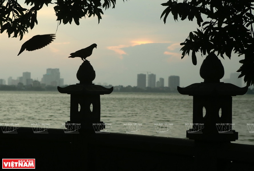 Le lac immense entourant l’île rend la pagode attrayante, et les visiteurs reçoivent des baguettes de parfum à allumer dans les petits temples de la pagode.