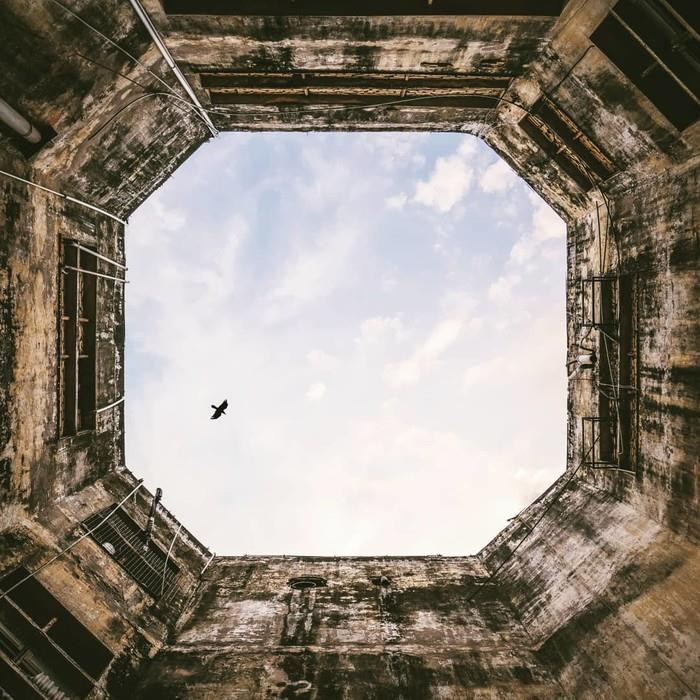 Un puit de lumière parmi les vieux immeubles.