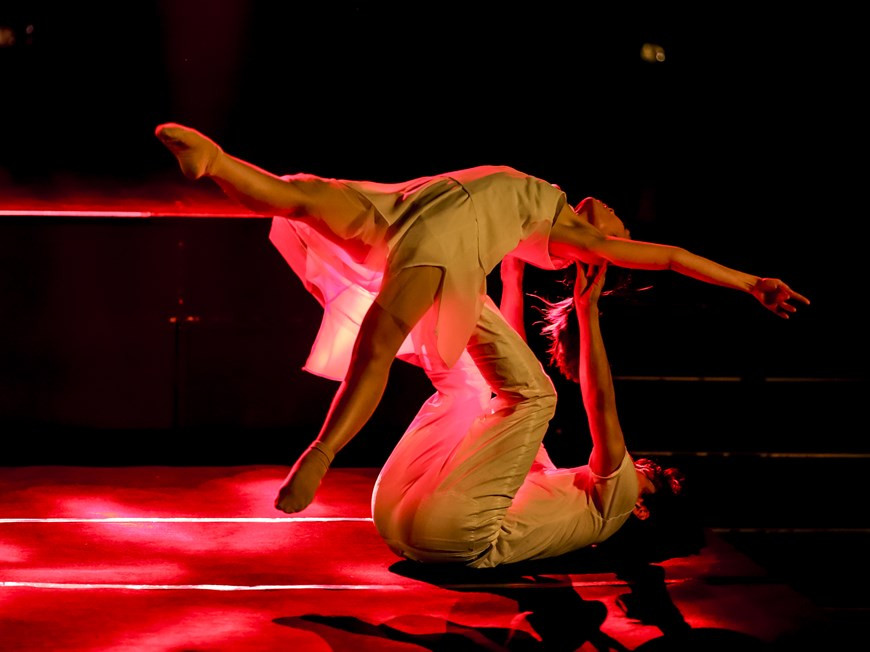 Le festival a commencé par l'oeuvre "Start or Stop" (Commencer ou S'arrêter) du chorégraphe singapourien Danny Tan. Photo: Vietnam+