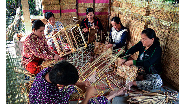 Tissage des paniers en jacinthe d'eau.
