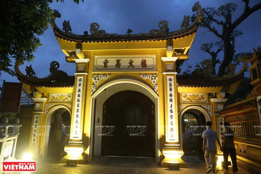 La pagode a également plusieurs statues de culte dans la cour frontale. 