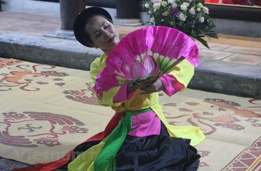 Outre les paroles et les rythmes, la danse est également l'un des caractéristiques uniques de cet art musical. Photo: Vietnam+