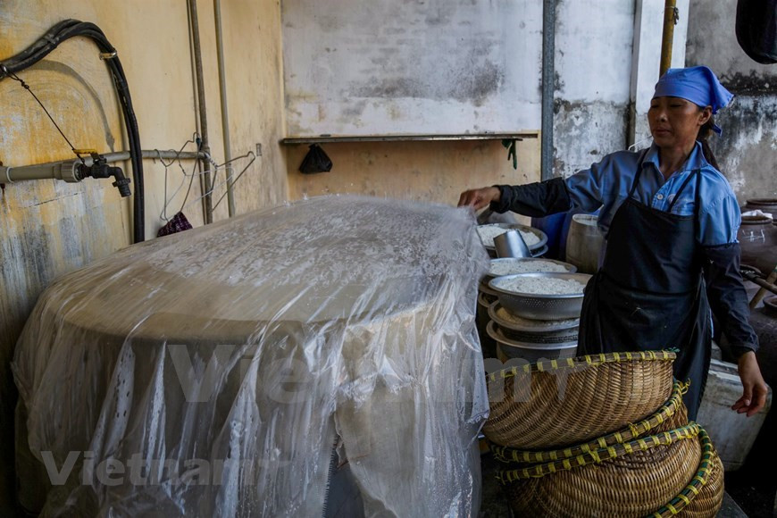 Les autres ingrédients sont riz gluant et sel. La fermentation nécessite une enzyme appelée koji (blé fermenté).