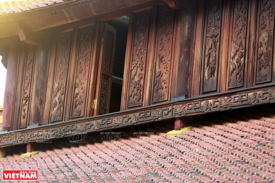 Elle abrite un arbre Bodhi qui est considéré comme le produit de l'arbre d'origine sous lequel le Bouddha a atteint l'illumination en Inde.