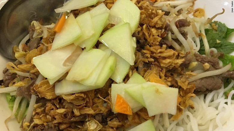 Le Bun bo, est un plat du Sud qui peut aussi se trouver à Hanoi. On le mange avec nouilles de riz, chou-rave et herbes aromatiques. Ciboule, papaye verte et carotte sont également utilisés pour ajouter de la saveur au plat.