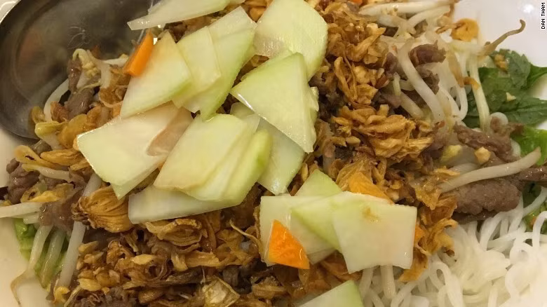 Le Bun bo, est un plat du Sud qui peut aussi se trouver à Hanoi. On le mange avec nouilles de riz, chou-rave et herbes aromatiques. Ciboule, papaye verte et carotte sont également utilisés pour ajouter de la saveur au plat.