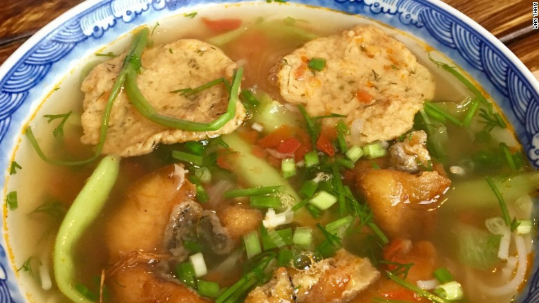 Le Bun ca Hai Phong est un plat célèbre de cette ville portuaire. Le poisson est frit et servi avec fenouil, nouilles de riz, tomate, ciboule et pérille.