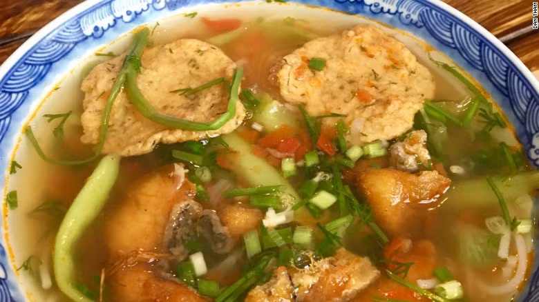 Le Bun ca Hai Phong est un plat célèbre de cette ville portuaire. Le poisson est frit et servi avec fenouil, nouilles de riz, tomate, ciboule et pérille.