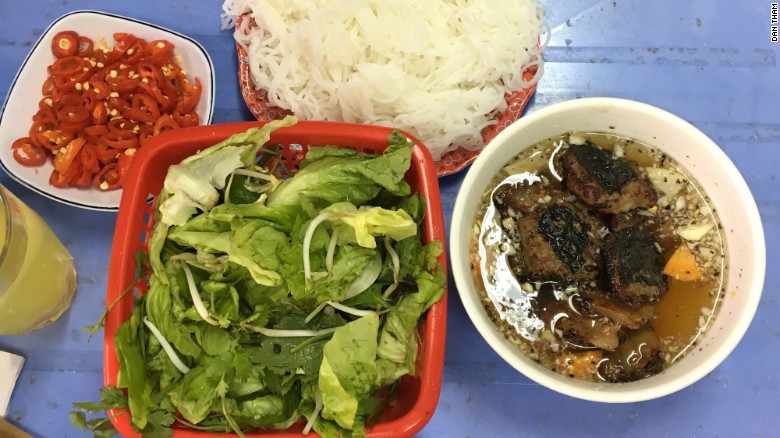 Le Bun cha a comme ingrédient principal de la viande assaisonnée grillée sur charbon de bois. On le mange avec des nouilles de riz, de la carotte, de la salade ou de la papaye verte.