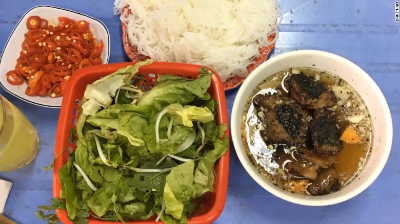 Le Bun cha a comme ingrédient principal de la viande assaisonnée grillée sur charbon de bois. On le mange avec des nouilles de riz, de la carotte, de la salade ou de la papaye verte.