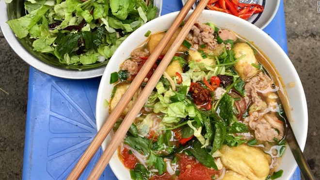 Le Bun rieu a comme ingrédients principaux le crabe de rizière, le tofu frit et la tomate. On le mange avec de la pérille, de la salade et de l’inflorescence de bananier. En fonction de la région, on peut le manger avec escargots, poisson ou viande.