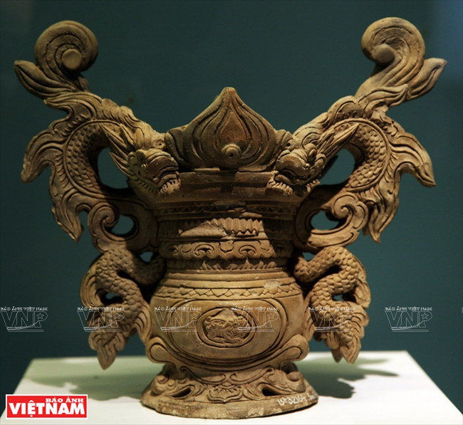 Brûle – parfum ​à motifs d​e dragon tourné vers ​des lotus de la dynastie Lê Trung Hung (du 1​6e au 18e siècle).