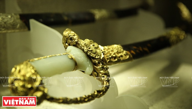 Poignée d’épée ornée de lotus en or, jade, écaille.