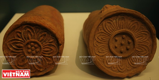 Tuiles en relief du lotus de la dynastie des Ly (du 11e au 13e siècles).