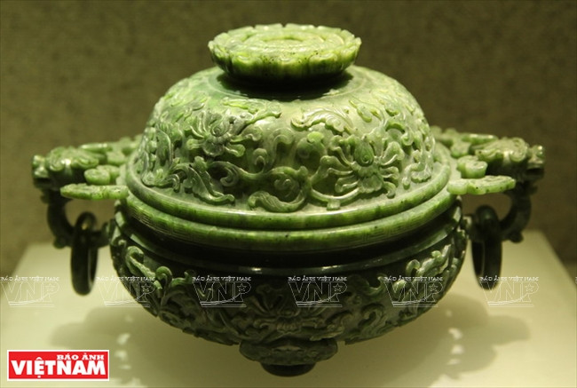 Urne sculptée de lotus de la dynastie des Nguyên (aux 19e et 20e siècles).