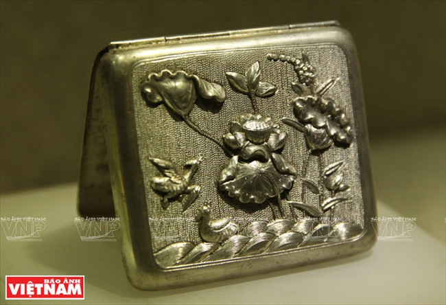 Boîte avec ​de​s motifs de lotus de la dynastie des Nguyên (19e et 20e siècles).