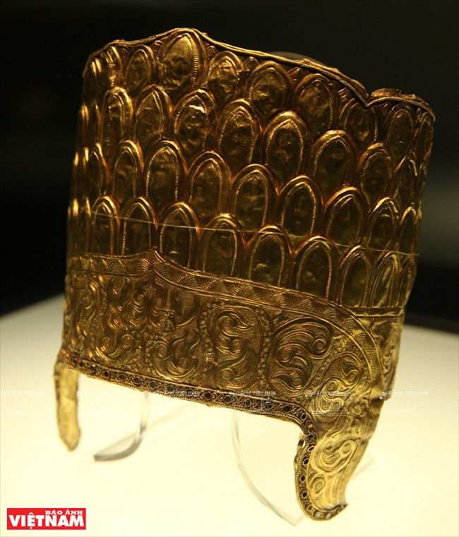 Un turban en or orné de pétales de lotus, un trait de la culture Champa (aux 17e et 18e siècles).