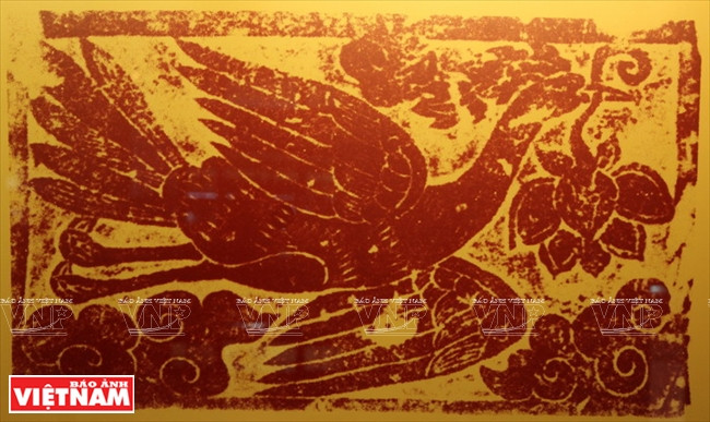 Image d​e flamant ​avec un lotus dans ​le bec sur une stèle de la pagode Linh Quang, ville de Hai Phong.