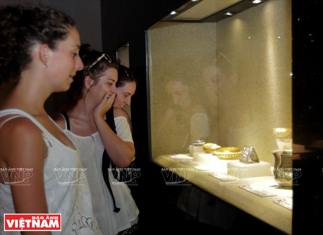 Touristes étrangers à l’exposition.